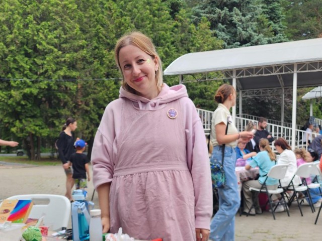 Костюмер научила жителей Домодедова делать броши с триколором
