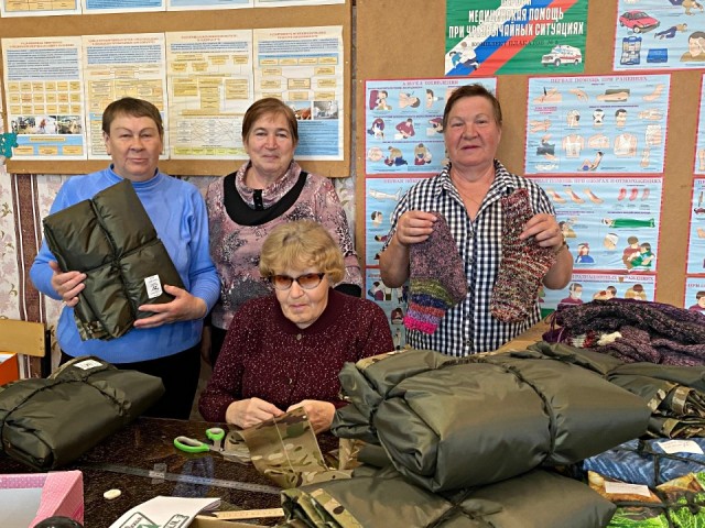 Женщины из Шаховской связали и отправили более 20 изделий бойцам спецоперации