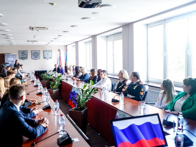 В красногорской администрации отметили благодарностями активных представителей молодежи