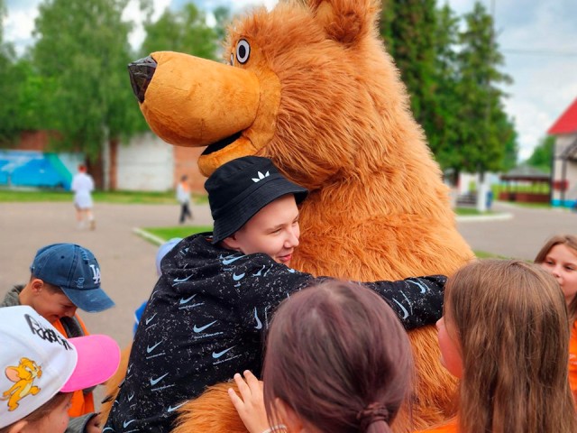 Медведь из мультфильма поздравил детей с Днем России в Волоколамске