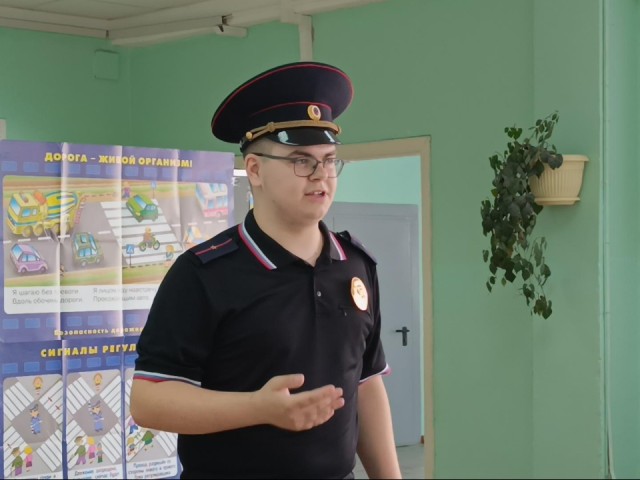 Полицейский из Лобни предупредил школьников Лобни о схемах мошенников