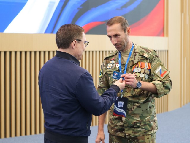 Секретарь Генсовета «Единой России» Владимир Якушев вручил партбилеты участникам СВО