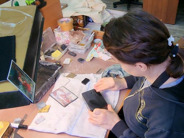 Сгенерированный нейросетью рисунок стал основой сюжета федоскинской шкатулки