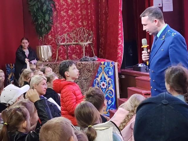 Чеховский городской прокурор научил детей противостоять онлайн-мошенникам