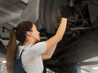 Удивительная история девушки, которая хотела быть учителем, а стала автослесарем