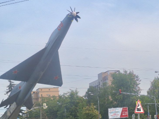 Памятник в шапке и самолет с пропеллером: студенты МФТИ отметили сдачу госэкзаменов