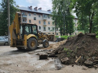 Во дворе по улице Белякова меняют бордюры и ремонтируют тротуары