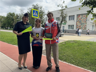 Десятки светоотражающих браслетов безопасности бесплатно раздали жителям Шаховской