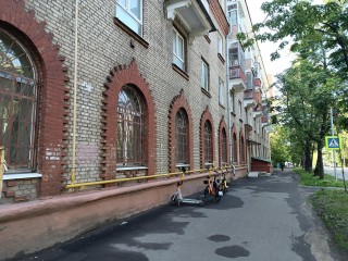 Протечек больше не будет: в Люберцах завершают ремонт проблемной кровли на Комсомольской