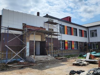 Монтаж фасадной плитки завершают в школе №24 в Монине