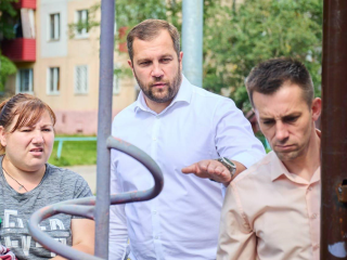 Детскую площадку и съезд к контейнерам отремонтируют на улице Мира