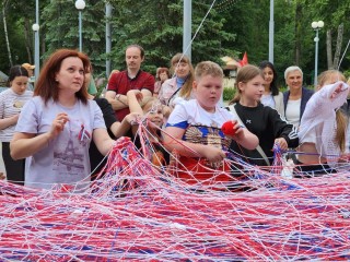 Каширяне сплели из ниток триколор