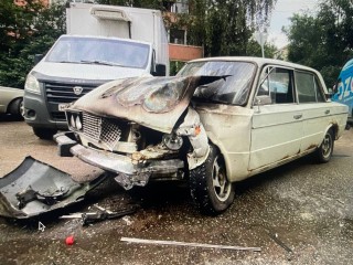 Пожарные потушили загоревшийся после столкновения автомобиль в Лыткарине