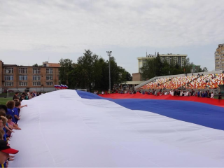 В День России жителей Сергиева Посада объединил гигантский триколор