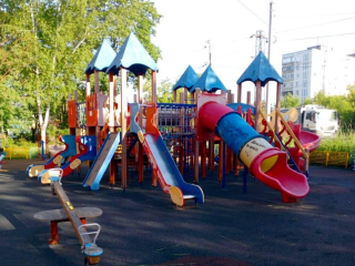 В Подмосковье с начала лета отремонтировали почти 3 тыс. детских площадок