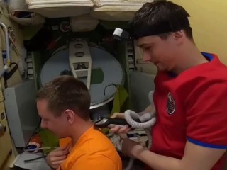 Российский космонавт на МКС «сменил» скафандр на парикмахерский фартук