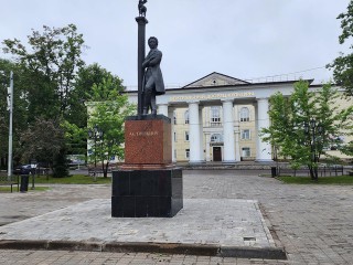 На площади Ленина к августу обновят всю плитку