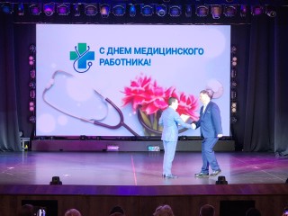 Детский хирург, к которому едут со всего Подмосковья, получил заслуженную награду