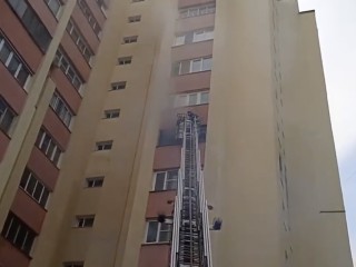 Пожарные спасли 23 человека из горящего дома в Королеве