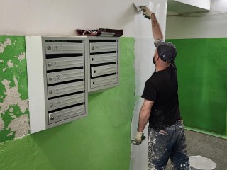 В двух домах на Спартаковской улице обновляют подъезды