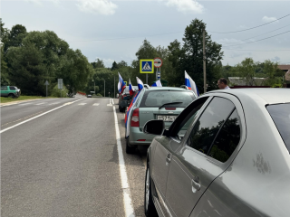 Автопробегом с концертом и сбором помощи бойцам СВО отметили в Шаховской День России