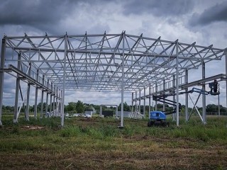 На стройке завода по производству магнитопроводов готовы к установке сэндвич-панелей