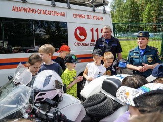В Химках детей обучили пожарные, сотрудники ГИБДД и ГИМС