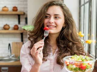 Как еда влияет на настроение и какие продукты делают человека счастливее