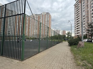 Шестиугольное футбольное поле в Балашихе временно стало квадратным