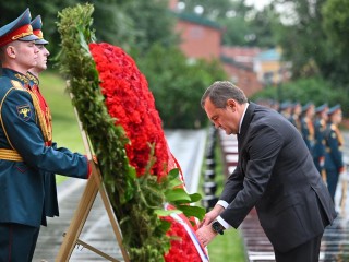 Делегация Подмосковья возложила цветы к Могиле Неизвестного Солдата в Александровском саду