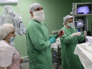 Воскресенская больница стала центром обучения робот-ассистированной хирургии грыж