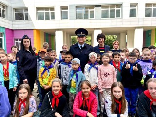 В Химках полицейские провели зарядку с детьми в лагере