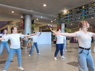 Сотрудники аэропорта Домодедово устроили флешмоб в цветах триколора