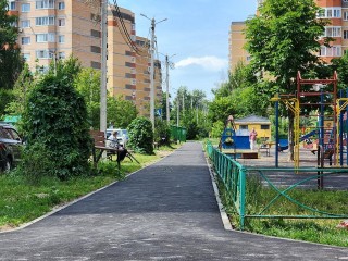 В Свердловском начали укладывать новый асфальт во дворах
