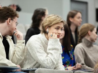 Не хватает баллов ЕГЭ: выход есть, платное обучение в вузах Подмосковья