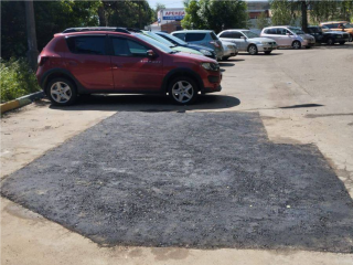 На Первомайской улице заделали огромную яму на парковке