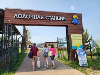 На озере Сенеж можно взять напрокат лодки и катамараны