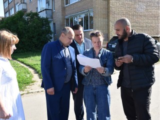 Для жителей Лотошина обустроят парковку на центральной улице поселка