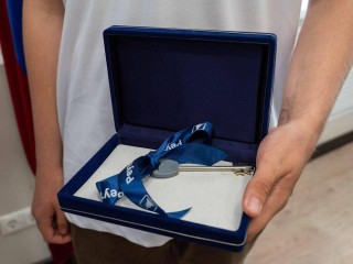 Глава Реутова Филипп Науменко вручил ребенку-сироте ключи от квартиры