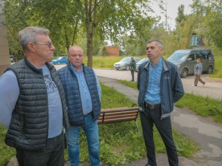 Депутаты проверили капремонт фасадов и кровель в Мишутине и Марьине