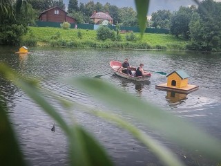 На реке Кожурновка в Бронницах установили плавучие домики для уток