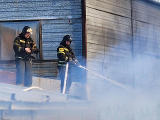 Пожарные приступили к тушению здания офицерской столовой в Люберцах