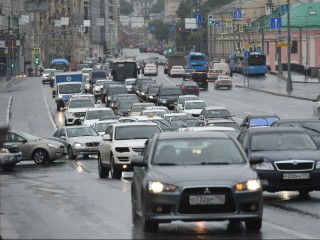 В пятницу вечером на семи проблемных направлениях Подмосковья загрузка дорог составила четыре балла