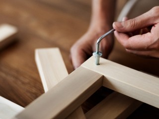 Глава Лобни показала, как можно отправить старую мебель на переработку