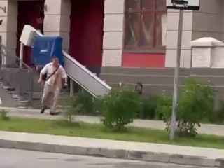 Жители Красногорска поймали преступника: мужчина с ножом преследовал женщин и ранил очевидца