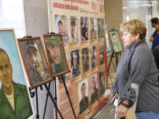 В Мытищах открылась выставка портретов бойцов СВО «Память вечна»