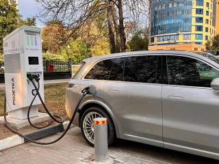 Зарядку для электроавтомобилей готовятся запустить у гимназии № 16 в Мытищах