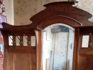 В Луховицах продают антикварную прихожую царских времен