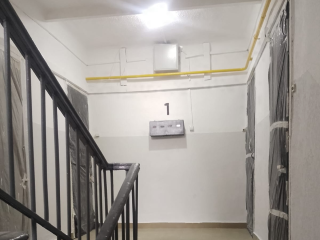 Новые окна установили в подъезде жилого дома в Калининце