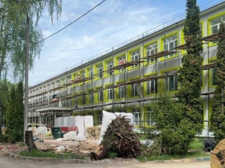 Строители занимаются отделочными работами внутри здания школы №21 в Щелкове